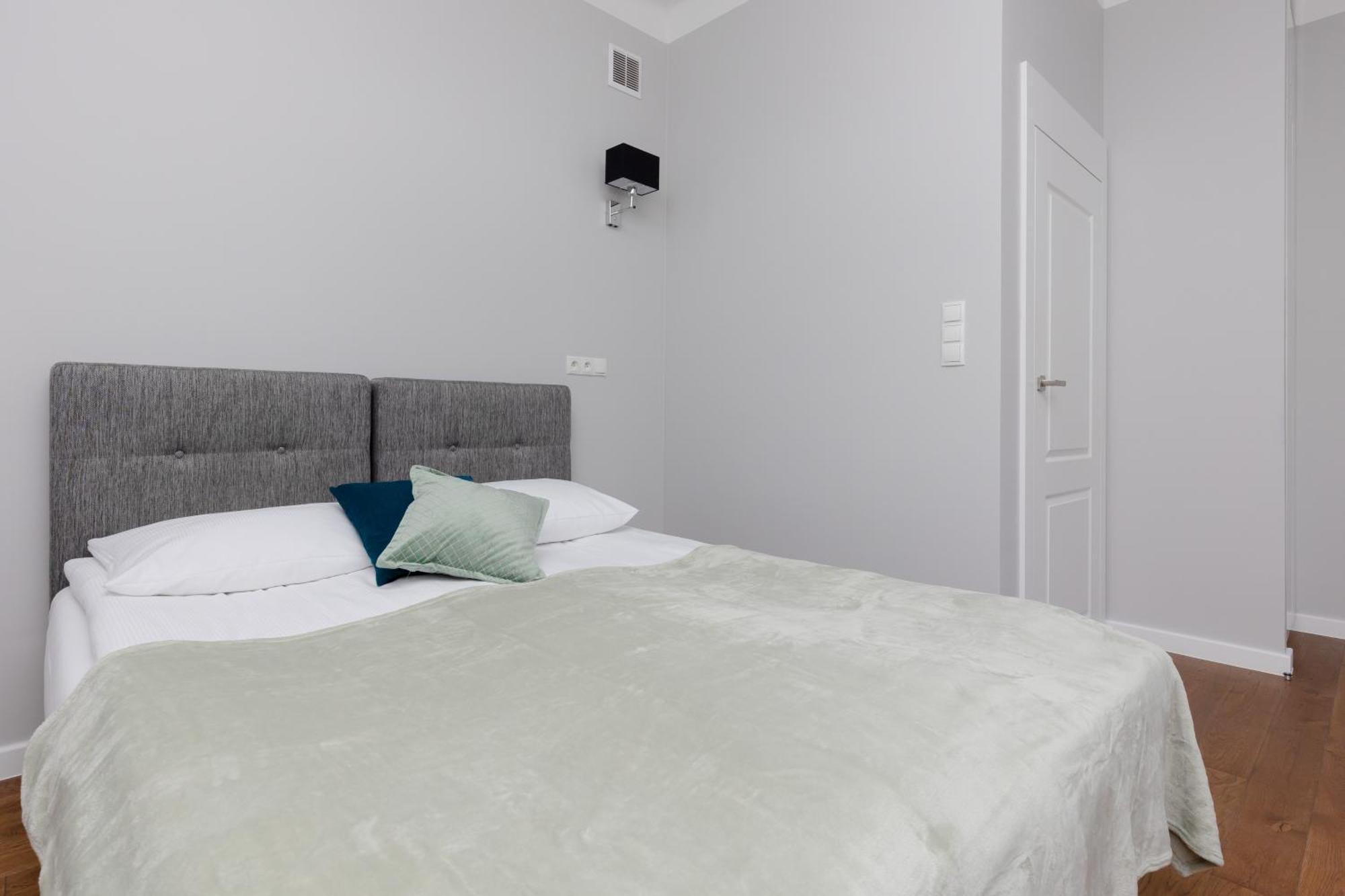City Center Aparthotel Chmielna By Noclegi Renters Warsaw Exterior photo